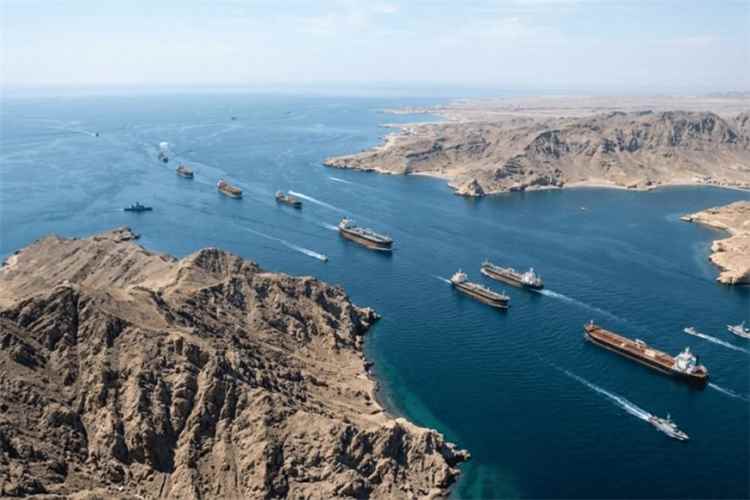 مقايضة مضيق هرمز تحت الطاولة.. وساطة بين الدوحة وإسلام آباد وواشنطن تلوّح بتدمير المنشآت النووية الإيرانية