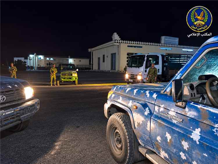 انتشار أمني واسع على مداخل ومخارج مدينة أحور لضبط الأمن وملاحقة المطلوبين