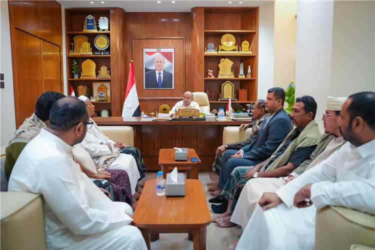 الخنبشي يلتقي أسرة الفقيد أحمد الكثيري وعدد من الشخصيات الاجتماعية ويؤكد ضرورة ملاحقة الجناة وتعزيز أمن الطرق