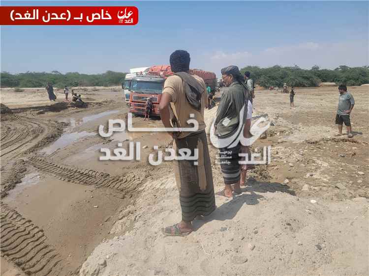 مدير عام أحور يشرف على أعمال إزالة مخلفات السيول وفتح الطريق في وادي أحور