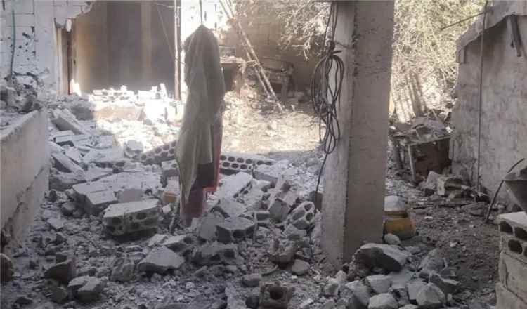 جريمة جديدة في تعز.. قصف مدفعي حوثي يحول منزل معلم إلى أنقاض ويرعب أهالي المسراخ وصبر
