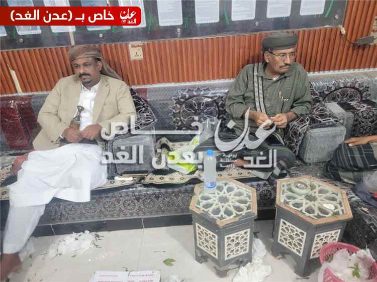 مدير عام أحور يعقد اجتماعًا طارئًا مع القيادات الأمنية والعسكرية والمشايخ لمناقشة تداعيات جريمة القتل في الخط الساحلي