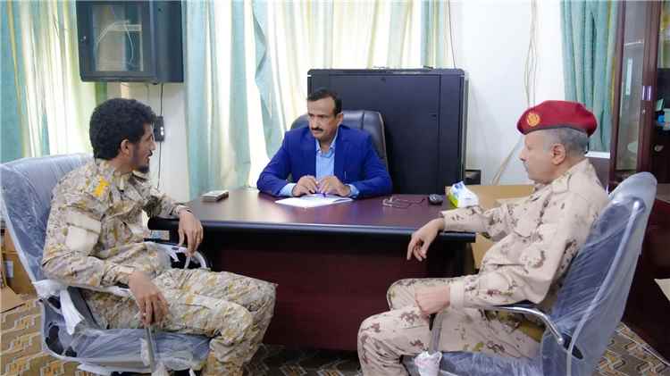 محافظ شبوة يشيد بضبط خلية حوثية، وشحنة أسلحة ومتفجرات.
