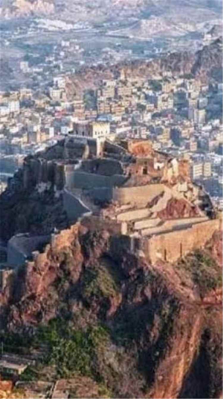 عاجل.. غارات جوية تستهدف مواقع الحوثيين في القريشة جنوبي التربة بمحافظة تعز