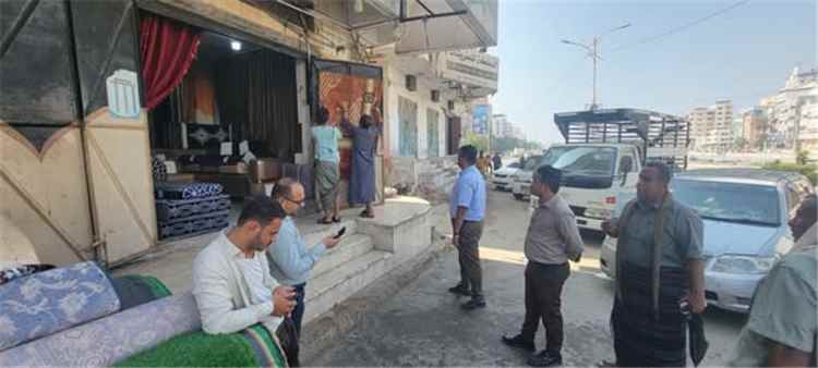 بتوجيهات مدير عام المكلا.. إغلاق المنشآت المخالفة للتراخيص المهنية