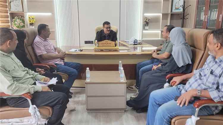 مدير عام البريقة يناقش آلية توزيع المساعدات الغذائية للأسر المحتاجة وتأهيل شباب المديرية