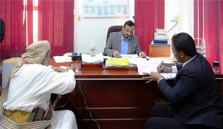محافظ شبوة يشرف على توقيع عقدين لتأهيل وتوسعة الطرق الحضرية بعتق وحبان بتمويل سعودي
