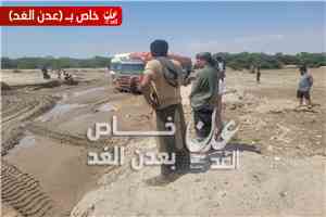مدير عام أحور يشرف على أعمال إزالة مخلفات السيول وفتح الطريق في وادي أحور