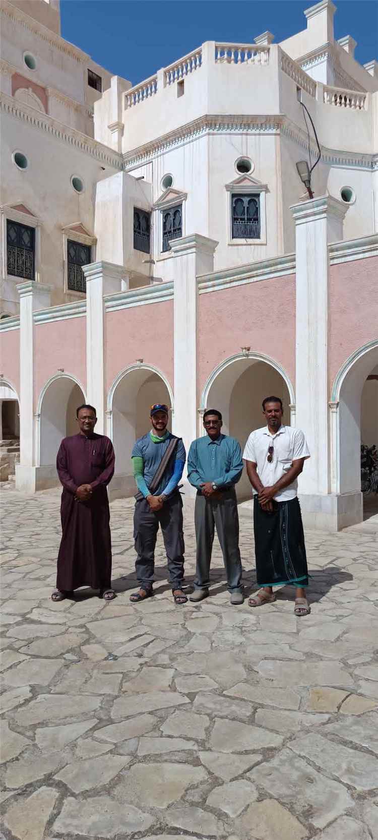 مدير عام تريم يستقبل الرحالة المغربي محسن الفلاحي