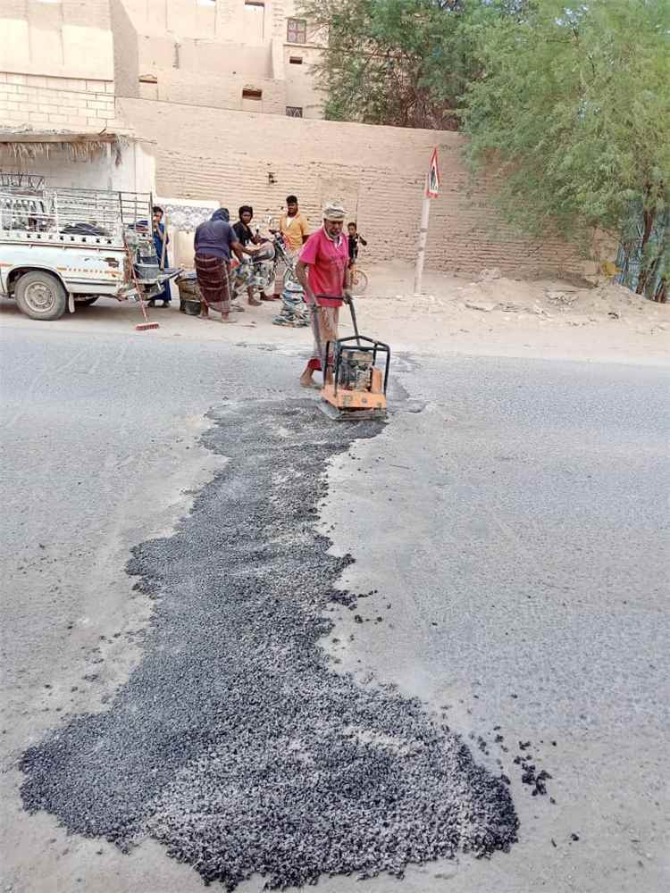 مكتب الأشغال العامة والطرق بمديرية القطن ينفذ أعمال إصلاحات في عدد من الطرق والشوارع العامة