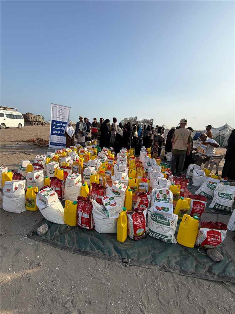 مؤسسة إكرام النعمة الخيرية توزع 200 سلة غذائية للنازحين في محافظة عدن