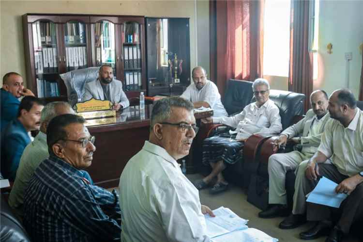 محافظ الضالع يترأس اجتماعاً بمدراء المديريات لتنسيق دعم الجبهات ومناقشة الحالة الأمنية