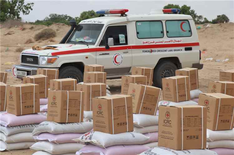الهلال الأحمر اليمني بلحج يدشن توزيع مساعدات غذائية وإيوائية للأسر النازحة في مديرية تبن بلحج