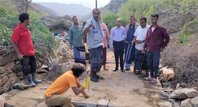 مدير عام حالمين يتفقد سير العمل في مشروع رصف عقبة عرز