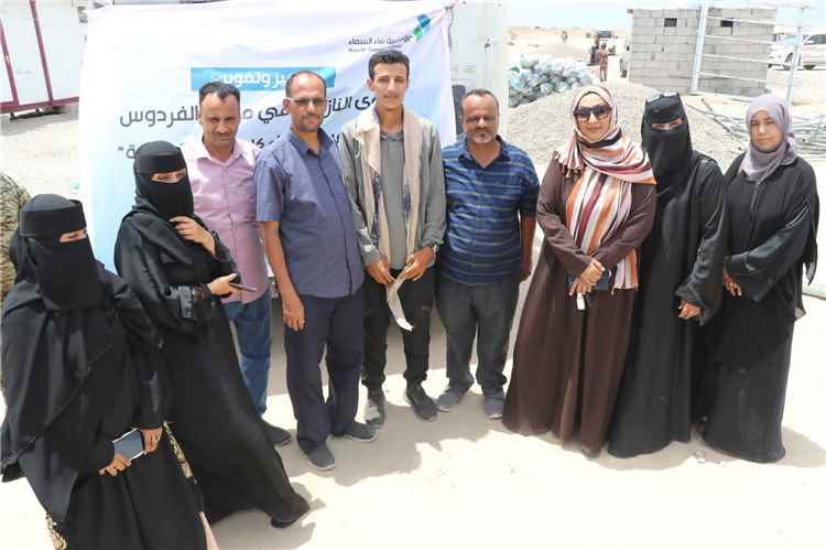 وكيلة محافظة عدن لشؤون المرأة والطفل تتفقد مخيم الفردوس وتطلع على أوضاع النازحين واحتياجات النساء والأطفال