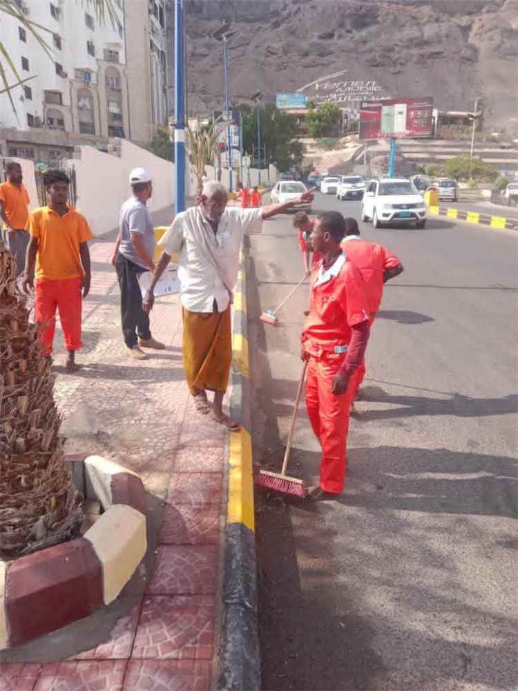 السلطة المحلية بالمعلا تنفذ حملة نظافة في عدد من شوارع المديرية