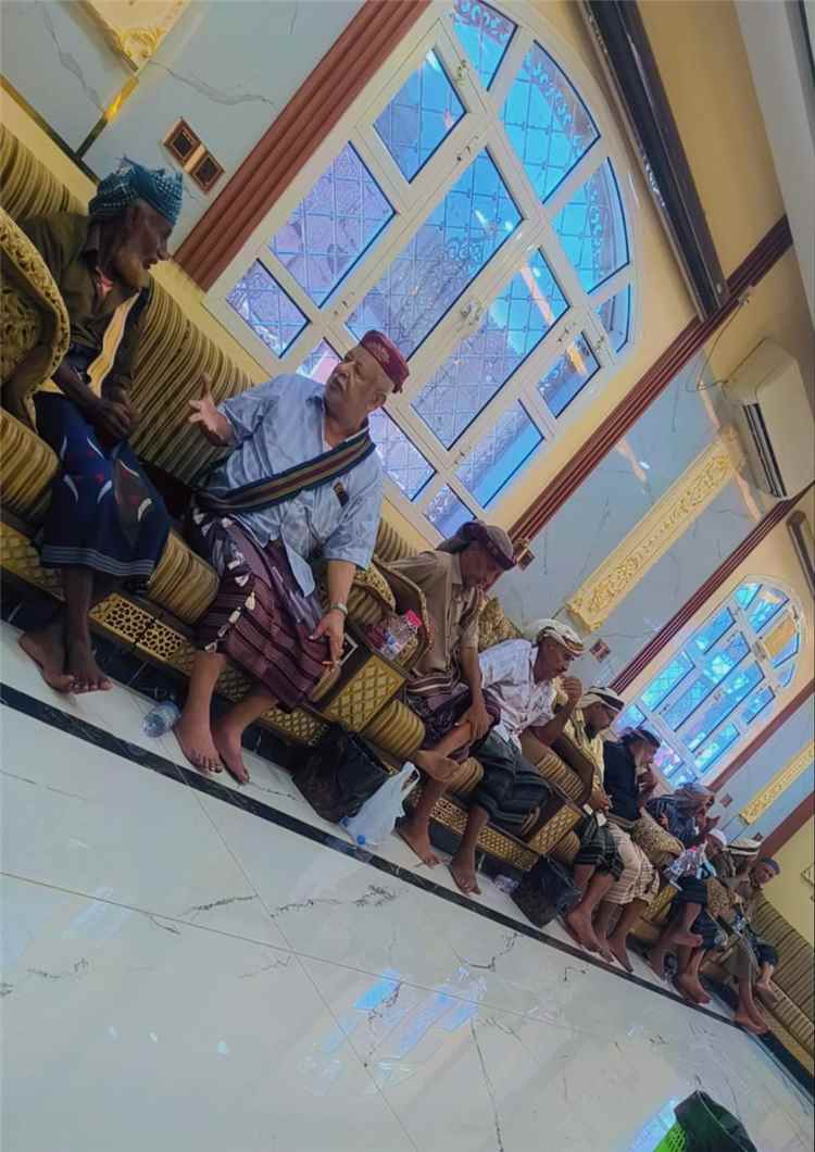 قيادات عسكرية وشخصيات اجتماعية يقدمون واجب العزاء للقائد مهدي حنتوش في وفاة عمه