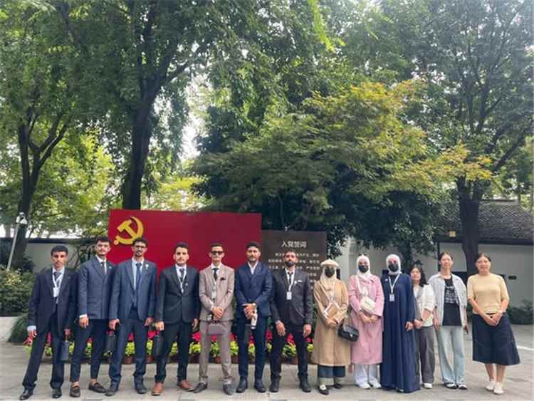 وفد الاتحاد العام لطلاب جامعة عدن يواصل برنامجه في الصين ويتوجه إلى مدينة ييوو 🇾🇪🇨🇳