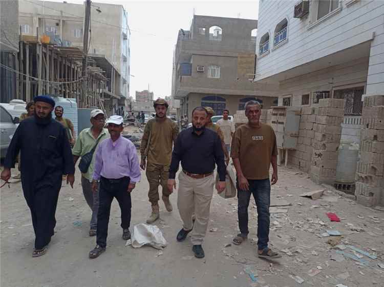 مدير عام المنصورة يتفقد أعمال السفلتة في شارع الثلاثين وتسوية طريق في بلوك 12