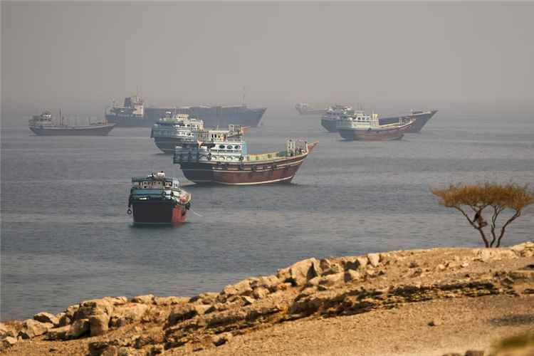 رويترز : تباطؤ عبور السفن لمضيق هرمز مع استمرار التوتر في الشرق الأوسط