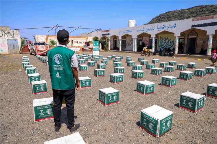 مركز الملك سلمان للإغاثة يدشن توزيع 6,860 سله غذائية للنازحين بمحافظة تعز