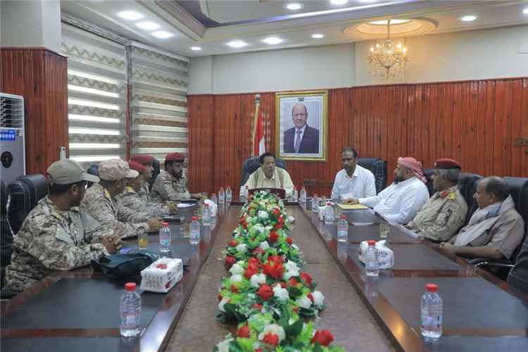 محافظ المهرة يلتقي اللجنة المكلفة من وزارة الدفاع لتقييم الوضع في محور الغيضة