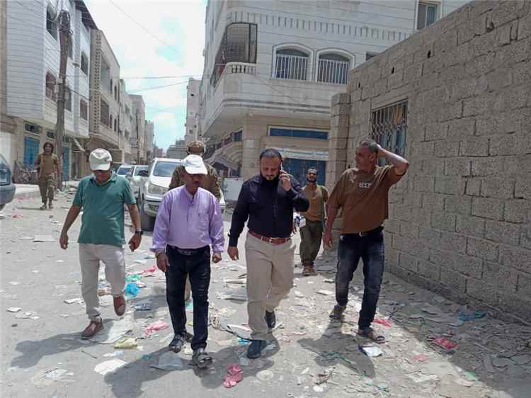 مدير عام المنصورة يتفقد أعمال السفلتة في شارع الثلاثين والتسوية في بلوك 12