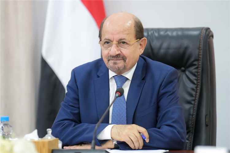 رئيس الوزراء يستعرض مع وزير الدولة البريطاني انعكاسات التصعيد الحوثي على أمن المنطقة والملاحة الدولية