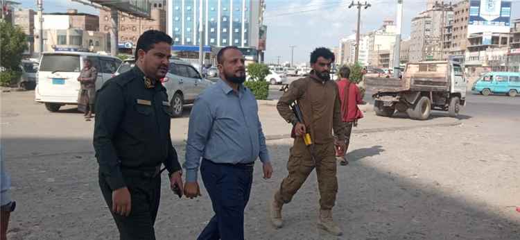 مدير عام المنصورة يتفقد طريق الشهيد أبو اليمامة ويبحث ترتيبات ربطه بشارع التسعين