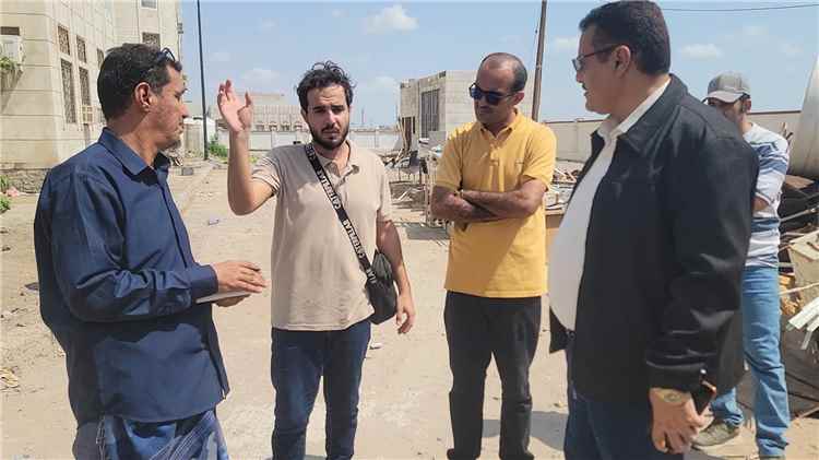 مدير عام البريقة يطلع على مساحة مشروع مبنى الأحوال المدنية والسجل المدني بالمديرية