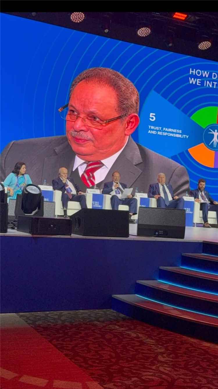 في ختام مؤتمر «جمعية شعوب العالم» بموسكو.. تكريم الرئيس علي ناصر محمد تقديرًا لجهوده في بناء السلام