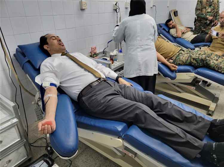وزير الشباب والرياضة وموظفوه يتبرعون بالدم دعماً للحملة الوطنية للتبرع بالدم