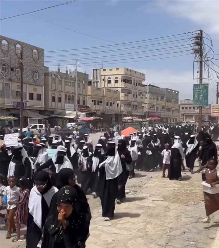 احتجاجات غاضبة في المكلا رفضًا لفصل المعلمين المتعاقدين وتوقف العملية التعليمية