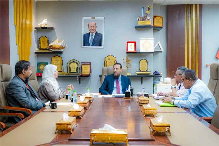 وزير الدولة محافظ عدن يطلع على جهود الجهاز المركزي للإحصاء في رصد النازحين