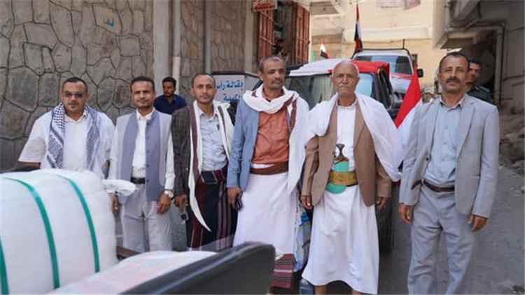 السلطة المحلية وأبناء مديرية خدير يسيّرون قافلة غذائية ودعماً لوجستياً للمرابطين بجبهة عصيفرة في تعز