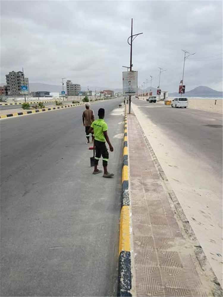 أعمال نظافة مكثفة ومتواصلة في (المنصة) ومحور شارع الستين بمدينة المكلا