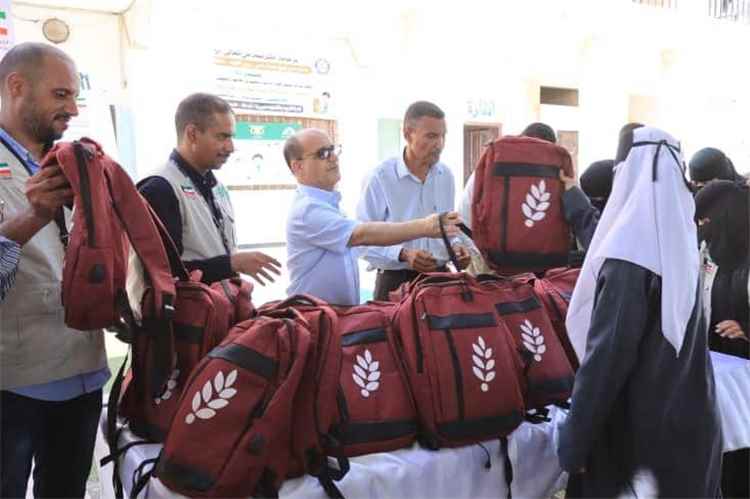 تدشين توزيع 10 آلاف حقيبة مدرسية متكاملة في عدن