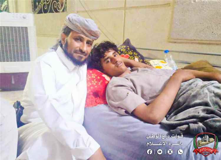 قائد الفرقة الثالثة بقوات درع الوطن يزور الجريح ناجي صالح وهيط