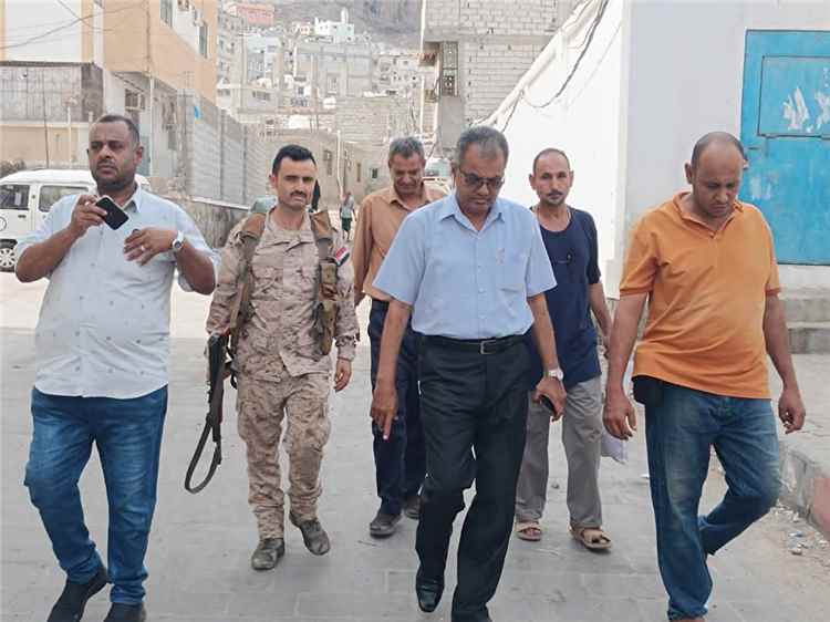 مدير عام المعلا يتفقد ميدانيًا عددًا من المواقع ويلتقي المواطنين للاستماع إلى قضاياهم