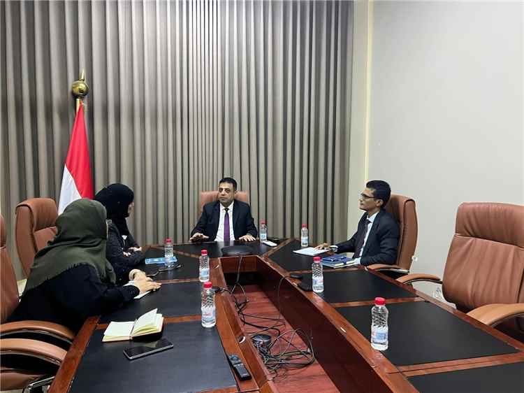 وزير الدولة المعني بالنزوح والطوارئ الإنسانية يبحث مع رئيسة اللجنة الوطنية للمرأة تعزيز التعاون لدعم النازحات