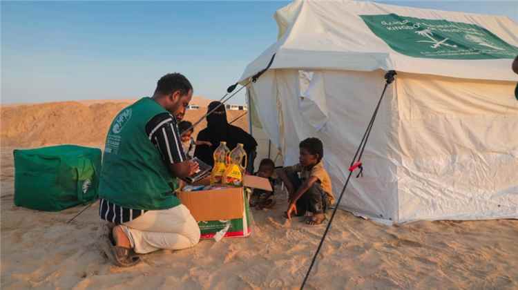 مركز الملك سلمان للإغاثة يوزع أكثر من 1323 سلة غذائية في الشحر والمكلا والديس والريدة وقصيعر