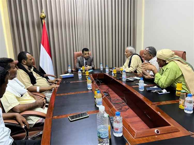 وزير الدولة يطلع على الأوضاع الإنسانية للنازحين من الوازعية