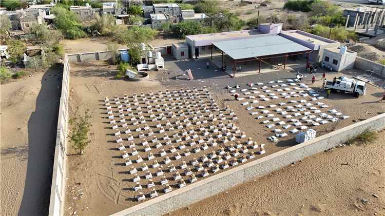 الهلال الأحمر اليمني بلحج يدشن توزيع مساعدات غذائية وإيوائية للأسر النازحة في مديرية الحوطة وتبن