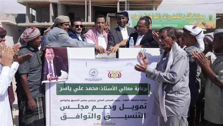 محافظ المهرة يدشن المرحلة الأولى لمشاريع سفلتة الشوارع في 4 مديريات بتمويل مجلس التنسيق والتوافق