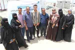 وكيلة محافظة عدن لشؤون المرأة والطفل تتفقد مخيم الفردوس وتطلع على أوضاع النازحين واحتياجات النساء والأطفال