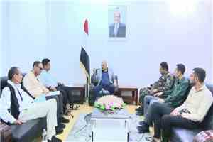 محافظ تعز يناقش مع رابطة الجرحى سبل معالجة أوضاعهم ويؤكد تقديم الرعاية الكاملة لهم