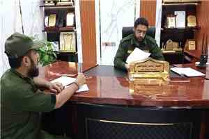 مدير أمن لحج يناقش خطة أمنية لحماية مخيمات النازحين وضمان وصول المساعدات الإنسانية بأمان