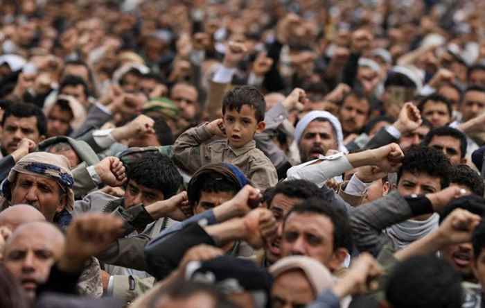 الاستيلاء على 200 مليون دولار يؤجج الصراع بين الأجنحة الحوثية