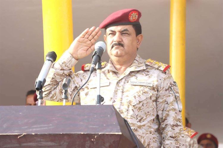 في حوار مع عكاظ .. وزير الدفاع يكشف اسباب سقوط جبهة نهم وتفاصيل محاولة اغتياله في تعز
