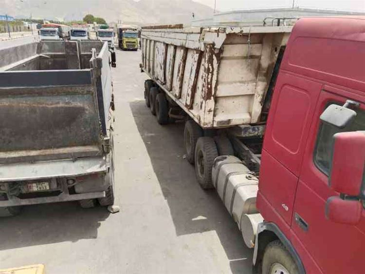 سائقو شاحنات وقاطرات الأسمنت في باتيس يوقفون شاحناتهم احتجاجا على وضع "الميزان" على طرق مكسرة